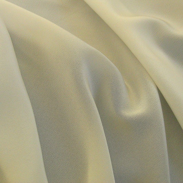 100% Seide Stoffe 18 mm. Crepe de Chine in Creme | Ansicht: 100% Seide Stoffe Crepe de Chine in Creme