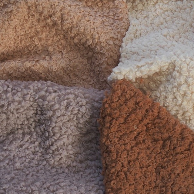 Bouclé Schafsfell Imitat in 4 Farben-ECRU-Peach-Lavendel & Zimt | Ansicht: Bouclé Schafsfell Imitat in 4 Farben-ECRU-Peach-Lavendel & Zimt