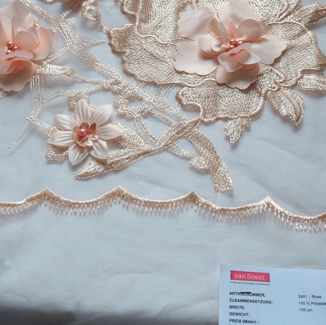 Couture 3D Stickerei Blüten+Blätter+Perlen auf Rosé Tüll