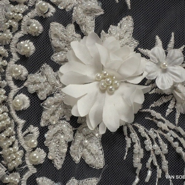 Perlen + Stäbchen mit 3D Couture Blümchen auf Tüll in weiß-weiß